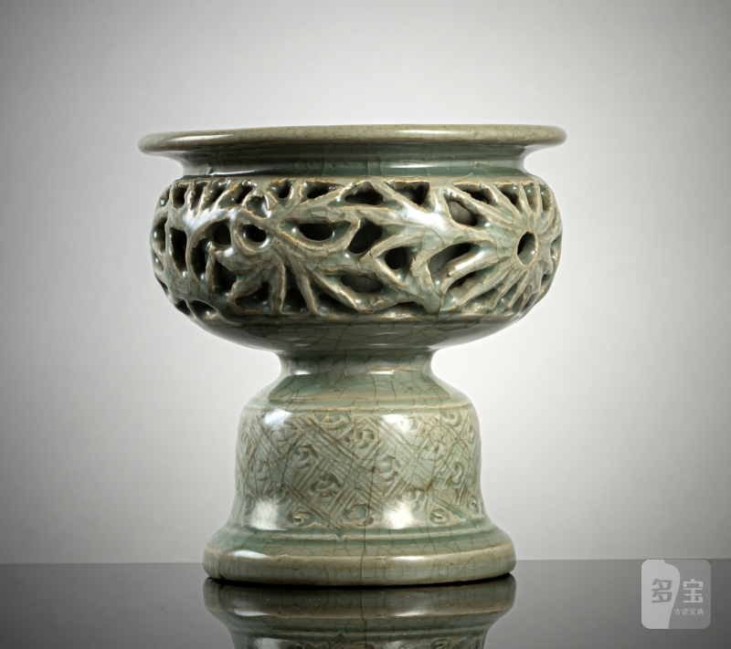 A rare celadon-glazed oil lamp with openwork wall with floral decoration - 图2